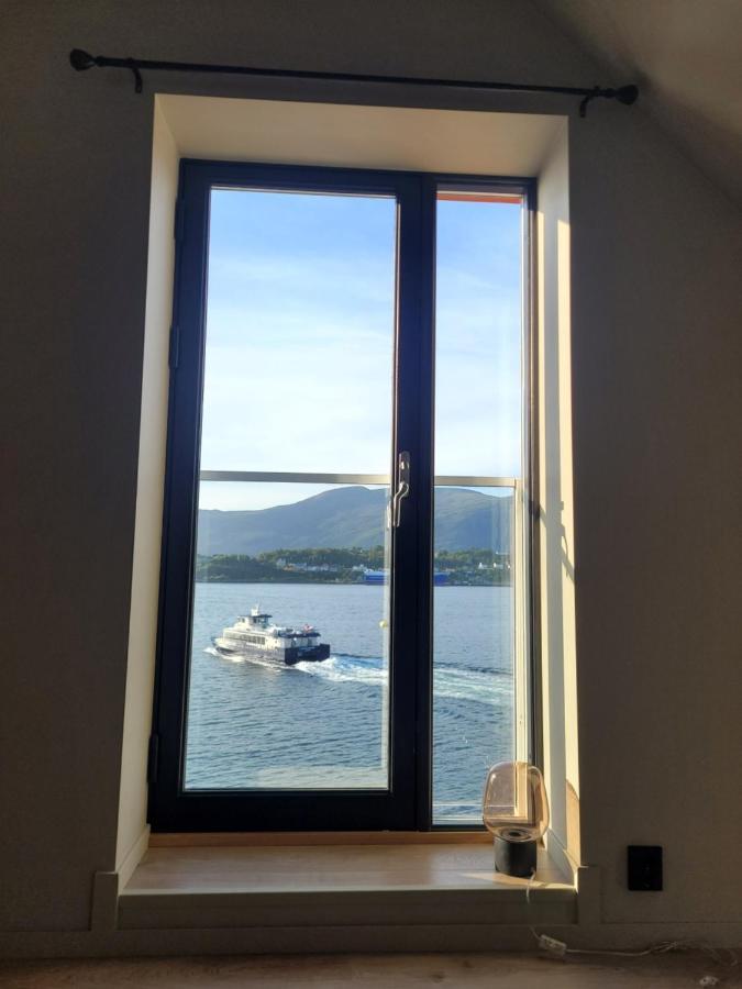 Single Elegant Room I Sentrum- Sea View Ålesund Esterno foto